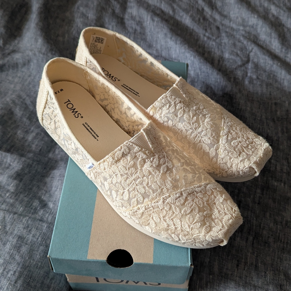TOMS Women's Elegant Cream Lace Flats